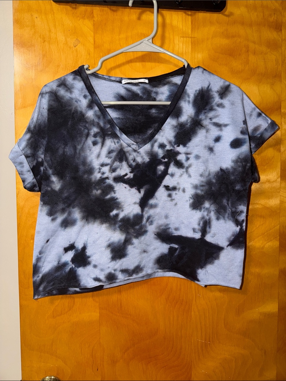 V-Neck Tie-Dye Crop Top in Light Blue & Black